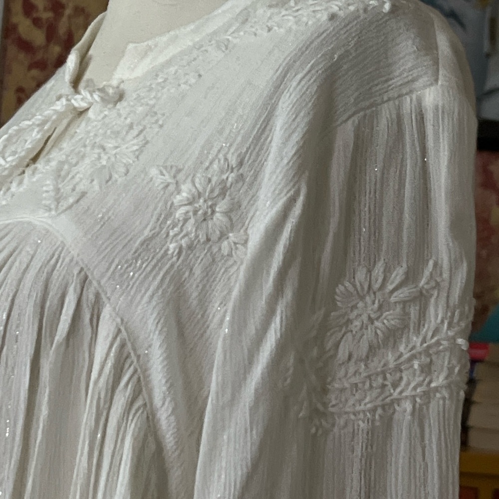 Rachel Zoe white Blouse with Tassel Detail and silver threads throughout cloth - Picture 4 of 10